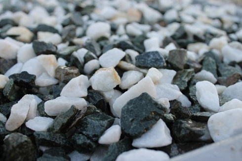 Kamenclub.ru: Мраморная крошка (щебень крошка микс: белый-зеленый) фр. 10-20 мм.  купить в Самаре мрамор белый, зеленый каменная ландшафтная декоративная крошка щебня 9500 руб/т   фото КАМЕНЬ КЛУБ