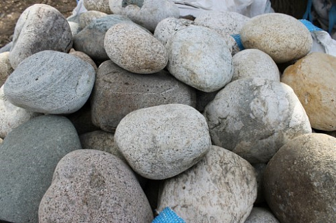 Kamenclub.ru: Речной валун (Ассорти) фр.100-300 мм.  купить в Самаре галечник серый, темно-серый, светло-серый речная галька крупных размеров 4200 руб/т   фото КАМЕНЬ КЛУБ