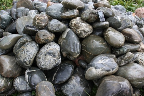 Kamenclub.ru: Валунчик Паутинник фр.100-300 мм  купить в Самаре крупный природный камень галечник темно-серый с прожилками белый черный речной валунчик 5000 руб/т   фото КАМЕНЬ КЛУБ