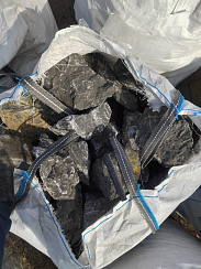 Kamenclub.ru: Черный мрамор скальник фр. 100-500 мм.  купить в Самаре мрамор черный белый серый крупный колотый валун ландшафтный 8500 руб/т   фото КАМЕНЬ КЛУБ