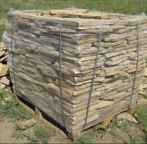 Kamenclub.ru: Песчаник пластушка желтый с рисунком (3 см)  купить в Самаре песчаник желтый с рисунком, рыжий, желтый песчаник пластушка ландшафтная рваная 8 500 руб/м3   фото КАМЕНЬ КЛУБ