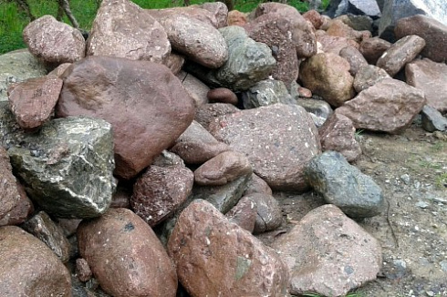 Kamenclub.ru: Конгломераты фр. 300-1000 мм.  купить в Самаре кварц мрамор диабаз коричневый, серый зеленоватый речной валун крупный 6500 руб/т   фото КАМЕНЬ КЛУБ