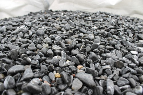 Kamenclub.ru: Щебень галтованный черный (мрамор) фр.10-20 мм.  купить в Самаре мрамор черный с белыми прожилками, черный, белый окатанный округлый ландшафтный декоративный щебень 15000 руб/т   фото КАМЕНЬ КЛУБ