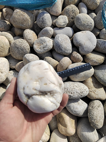 Kamenclub.ru: Галька речная окат (серо-белая) фр. 70-120 мм купить  в Самаре галька галечник бело-серая, серо-белая, серая, белая речная природная галька  8000 руб/т   фото КАМЕНЬ КЛУБ