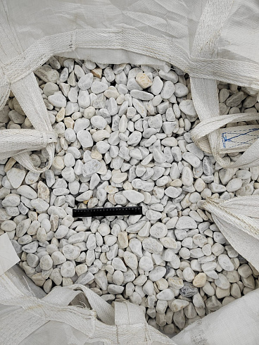 Kamenclub.ru: Мраморная крошка (щебень галтованный белый) фр.40-70 мм.  купить в Самаре мрамор белый молочный айвори окатанный округлый природный камень 17000 руб/т   фото КАМЕНЬ КЛУБ