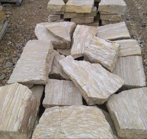 Kamenclub.ru: Песчаник пластушка желтый с рисунком (7-15 см)  купить в Самаре плитняк - пластушка - бут желтый песчаник 10200 руб/м3   фото КАМЕНЬ КЛУБ