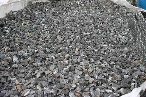 Kamenclub.ru: Щебень крошка черный (мрамор) фр. 20-40 мм.  купить в Самаре мрамор черный с белыми прожилками мраморная каменная крошка 11000 руб/т   фото КАМЕНЬ КЛУБ