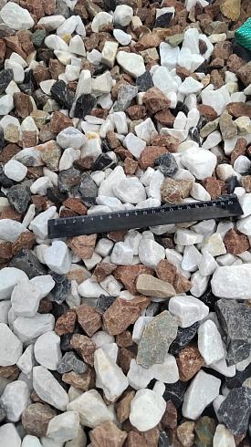 Kamenclub.ru: Мраморная крошка (щебень крошка микс : белый-черный-розовый) фр. 20-40 мм.  купить в Самаре мрамор белый, черный, розовый декоративная ландшафтная крошка 12000 руб/т   фото КАМЕНЬ КЛУБ