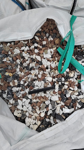 Kamenclub.ru: Мраморная крошка (щебень крошка микс : белый-черный-розовый) фр. 20-40 мм.  купить в Самаре мрамор белый, черный, розовый декоративная ландшафтная крошка 12000 руб/т   фото КАМЕНЬ КЛУБ