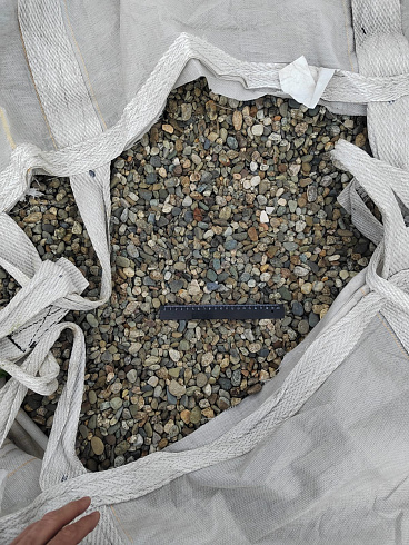 Kamenclub.ru: Галька речная окат (серая) фр.10-20 мм купить  в Самаре галька речная серая, серый, темно-серый, светло-серый, коричневый ландшафтная декоративная речная окатанная округлая галька 5000 руб/т   фото КАМЕНЬ КЛУБ