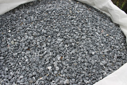 Kamenclub.ru: Щебень галтованный черный (мрамор) фр.10-20 мм.  купить в Самаре мрамор черный с белыми прожилками, черный, белый окатанный округлый ландшафтный декоративный щебень 15000 руб/т   фото КАМЕНЬ КЛУБ
