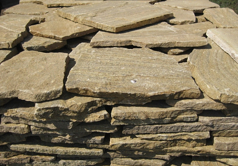 Kamenclub.ru: Песчаник пластушка желтый с рисунком (3 см)  купить в Самаре песчаник желтый с рисунком, рыжий, желтый песчаник пластушка ландшафтная рваная 8 500 руб/м3   фото КАМЕНЬ КЛУБ