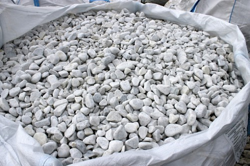 Kamenclub.ru: Мраморная крошка (щебень галтованный белый), фр.20-40 мм.  купить в Самаре мрамор белый бежевый молочный мраморный щебень декоративный 17000 руб/т   фото КАМЕНЬ КЛУБ