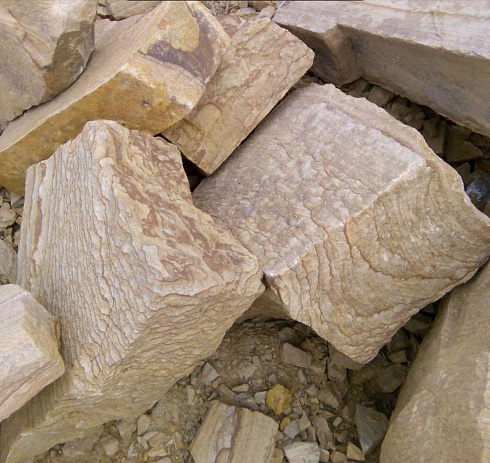 Kamenclub.ru: Песчаник пластушка желтый с рисунком (7-15 см)  купить в Самаре плитняк - пластушка - бут желтый песчаник 10200 руб/м3   фото КАМЕНЬ КЛУБ