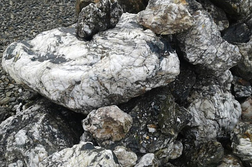 Kamenclub.ru: Черный гранит - кварцит фр. 100-500 мм.  купить в Самаре мрамор гранит черный с белыми прожилками, серый, белый валун скальный колотый 7000 руб/т   фото КАМЕНЬ КЛУБ