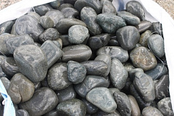 Kamenclub.ru: Темно-серый валунчик фр.100-300 мм.  купить в Самаре крупный природный камень серый, темно-серый, светло-серый речная галька большого размера окатанная 4500 руб/т   фото КАМЕНЬ КЛУБ