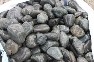 Kamenclub.ru: Темно-серый валунчик фр.100-300 мм.  купить в Самаре крупный природный камень серый, темно-серый, светло-серый речная галька большого размера окатанная 4500 руб/т   фото КАМЕНЬ КЛУБ