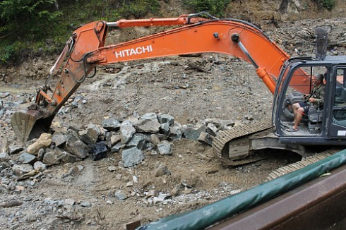 Kamenclub.ru: Гранит скальник (серо-зеленый) фр. 100-500 мм.  купить в Самаре гранит зеленый, серый, салатовый крупный ландшафтный валун 6 000 руб/т   фото КАМЕНЬ КЛУБ