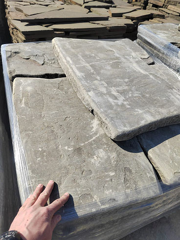 Kamenclub.ru: Песчаник пластушка галтованная светло-серая (3,0 см)  купить в Самаре песчаник светло-серый, серый ландшафтный камень рваный колотый 21000 руб/м3   фото КАМЕНЬ КЛУБ