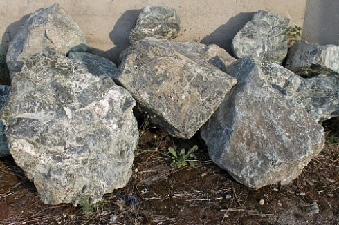 Kamenclub.ru: Змеевик скальник фр. 500-1500 мм.  купить в Самаре змеевик зеленый серый черный глыба скальная колотая 7500 руб/т   фото КАМЕНЬ КЛУБ