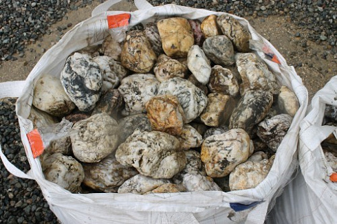 Kamenclub.ru: Кварцевый валунчик фр.100-300 мм.  купить в Самаре кварц белый, бежевый молочный рыжий крупный природный камень галечник 7850 руб/т   фото КАМЕНЬ КЛУБ