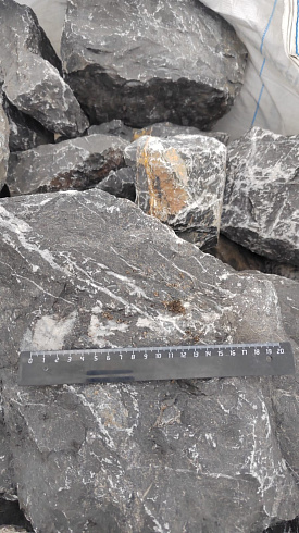 Kamenclub.ru: Черный мрамор скальник фр. 100-500 мм.  купить в Самаре мрамор черный белый серый крупный колотый валун ландшафтный 8500 руб/т   фото КАМЕНЬ КЛУБ