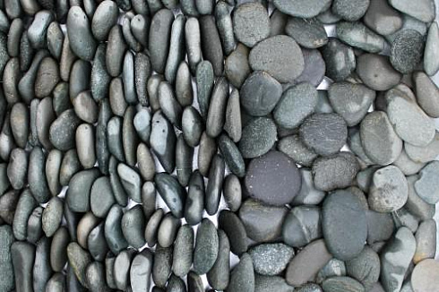 Kamenclub.ru: Галька речная плоская (темно-серая) фр. 70-150 мм. купить  в Самаре галечник природный темно-серый серый синий речная плоская природная окатанная  9000 руб/т   фото КАМЕНЬ КЛУБ