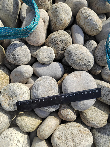 Kamenclub.ru: Галька речная окат (серо-белая) фр. 70-120 мм купить  в Самаре галька галечник бело-серая, серо-белая, серая, белая речная природная галька  8000 руб/т   фото КАМЕНЬ КЛУБ