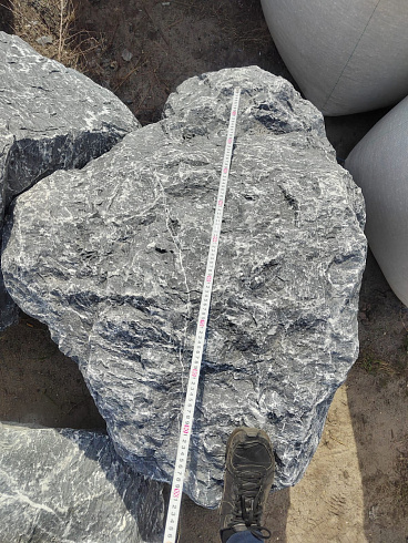 Kamenclub.ru: Черный мрамор скальник фр. 1000-1500 мм.  купить в Самаре мрамор черный белый серый крупный колотый валун ландшафтный 9000 руб/т   фото КАМЕНЬ КЛУБ