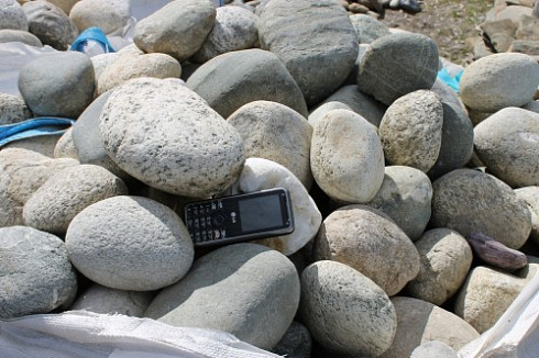 Kamenclub.ru: Речной валун (Ассорти) фр.100-300 мм.  купить в Самаре галечник серый, темно-серый, светло-серый речная галька крупных размеров 4200 руб/т   фото КАМЕНЬ КЛУБ