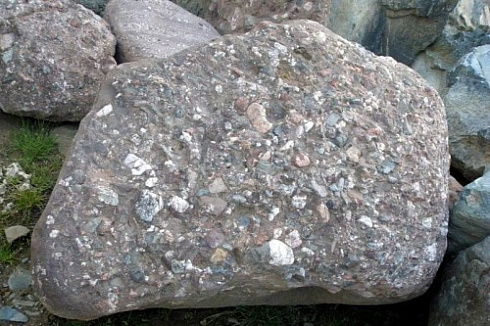 Kamenclub.ru: Конгломераты фр. 300-1000 мм.  купить в Самаре кварц мрамор диабаз коричневый, серый зеленоватый речной валун крупный 6500 руб/т   фото КАМЕНЬ КЛУБ