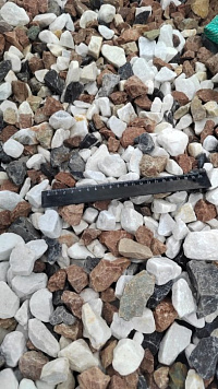 Kamenclub.ru: Мраморная крошка (щебень крошка микс : белый-черный-розовый) фр. 20-40 мм.  купить в Самаре мрамор белый, черный, розовый декоративная ландшафтная крошка 12000 руб/т   фото КАМЕНЬ КЛУБ