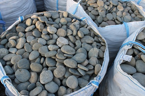 Kamenclub.ru: Галька речная плоская (ассорти) фр. 100-200-300 мм купить  в Самаре галька галечник природный серый, белый темно-серый синий рыжий светло-серый природная галька плоская крупная 8000 руб/т   фото КАМЕНЬ КЛУБ