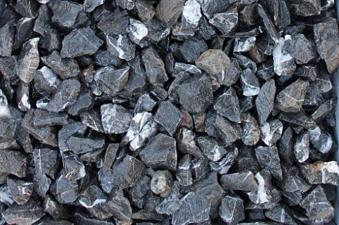 Kamenclub.ru: Щебень крошка черный (мрамор) фр. 5-10 мм.  купить в Самаре мрамор черный с белыми прожилками, черный, белый мраморная крошка декоративная ландшафтная 11000 руб/т   фото КАМЕНЬ КЛУБ