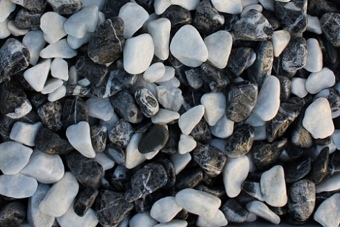 Kamenclub.ru: Мраморная крошка (щебень крошка микс : белый-черный-розовый) фр. 5-10 мм.  купить в Самаре мрамор белый, черный, розовый, разноцветный микс декоративная мраморная каменная крошка 12000 руб/т   фото КАМЕНЬ КЛУБ