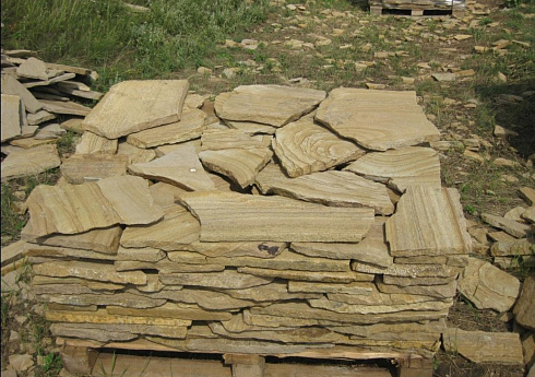 Kamenclub.ru: Песчаник пластушка желтый с разводом под дерево (2 см)  купить в Самаре плитняк желтый с разводами, желтый, рыжий, серый песчаник пластушка рваная ландшафтная 11 000 руб/м3   фото КАМЕНЬ КЛУБ