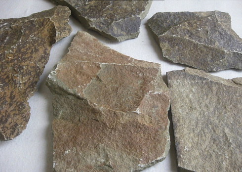 Kamenclub.ru: Песчаник пластушка "фонтанка" серо-зеленая (3,0-5,0 см)  купить в Самаре песчаник серо-зеленая колотые плитки облицовочные пластушки 11400 руб/м3   фото КАМЕНЬ КЛУБ