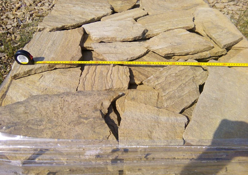 Kamenclub.ru: Песчаник пластушка желтый с разводом под дерево (2 см)  купить в Самаре плитняк желтый с разводами, желтый, рыжий, серый песчаник пластушка рваная ландшафтная 11 000 руб/м3   фото КАМЕНЬ КЛУБ