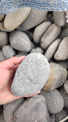 Kamenclub.ru: Галька речная окат (темно-серая) фр. 70-150 мм. купить  в Самаре галька речная темно-серая, синяя, серая речная галька округлая  8000 руб/т   фото КАМЕНЬ КЛУБ