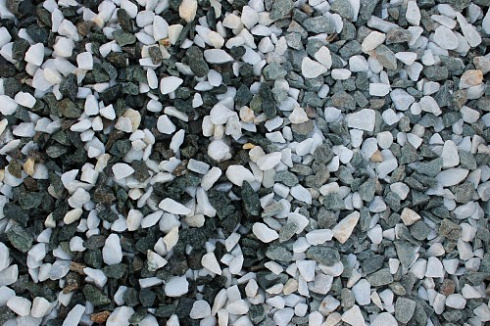 Kamenclub.ru: Мраморная крошка (щебень крошка микс: белый-зеленый) фр. 10-20 мм.  купить в Самаре мрамор белый, зеленый каменная ландшафтная декоративная крошка щебня 9500 руб/т   фото КАМЕНЬ КЛУБ