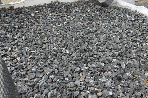 Kamenclub.ru: Щебень крошка черный (мрамор) фр. 20-40 мм.  купить в Самаре мрамор черный с белыми прожилками мраморная каменная крошка 11000 руб/т   фото КАМЕНЬ КЛУБ