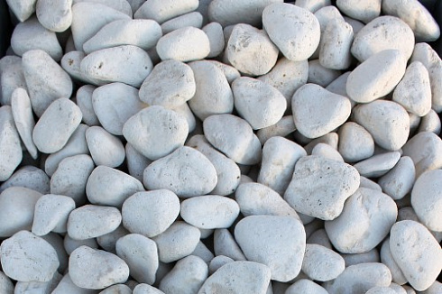 Kamenclub.ru: Щебень галтованный белый (мрамор) фр.5-10 мм.  купить в Самаре мрамор белый, айвори, молочный каменная мраморная декоративная ландшафтная крошка 17000 руб/т   фото КАМЕНЬ КЛУБ