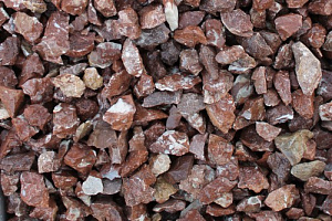 Kamenclub.ru: Мраморная крошка (щебень крошка розовый) фр. 20-40 мм.  купить в Самаре мрамор розовый, красный мраморная крошка декоративная 11000 руб/т   фото КАМЕНЬ КЛУБ