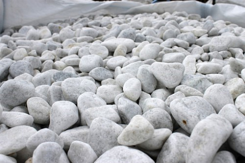 Kamenclub.ru: Мраморная крошка (щебень галтованный белый), фр.20-40 мм.  купить в Самаре мрамор белый бежевый молочный мраморный щебень декоративный 17000 руб/т   фото КАМЕНЬ КЛУБ