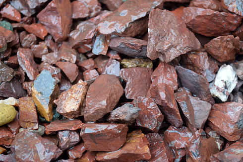 Kamenclub.ru: Щебень крошка красный (ЯШМА) фр. 5-10 мм.  купить в Самаре крошка каменная яшмы красный, бордовый, темно-красный декоративная крошка ландшафтная каменная яшмоидная 8500 руб/т   фото КАМЕНЬ КЛУБ