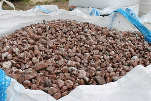 Kamenclub.ru: Мраморная крошка (щебень галтованный розовый) фр.10-20 мм.  купить в Самаре мрамор розовый, красный ландшафтный декоративный окатанный округлый щебень 15000 руб/т   фото КАМЕНЬ КЛУБ