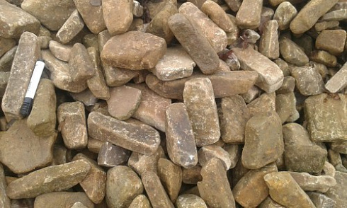 Kamenclub.ru: Песчаник для строительства и кладки блочный (фр 100-200 мм)  купить в Самаре песчаник бежевый серый рыжий валун мелкий для строительства песчаник 6500 руб/т   фото КАМЕНЬ КЛУБ