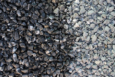 Kamenclub.ru: Щебень галтованный черный (мрамор) фр.10-20 мм.  купить в Самаре мрамор черный с белыми прожилками, черный, белый окатанный округлый ландшафтный декоративный щебень 15000 руб/т   фото КАМЕНЬ КЛУБ