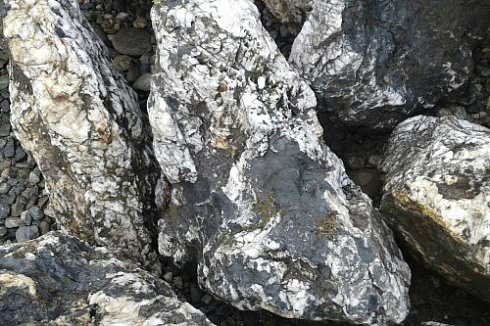 Kamenclub.ru: Черный гранит - кварцит фр. 500-1000 мм.  купить в Самаре гранит кварцит черный серый белый скальный колотый валун 9750 руб/т   фото КАМЕНЬ КЛУБ