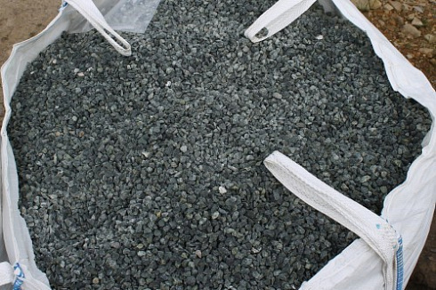 Kamenclub.ru: Щебень крошка зеленый (змеевик) фр. 10-20 мм.  купить в Самаре змеевик зеленый, салатовый декоративная ландшафтная каменная крошка щебня 7 200 руб/т   фото КАМЕНЬ КЛУБ